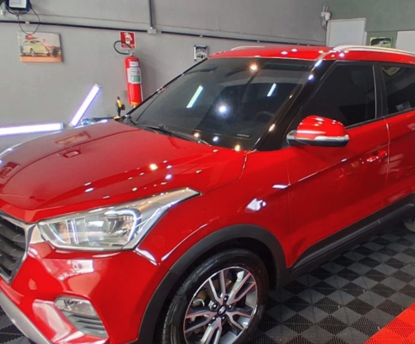 Hyundai Creta vermelho com pintura polida no estúdio