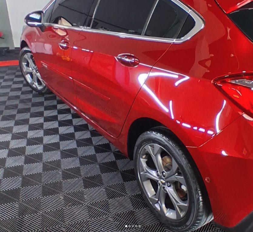 Chevrolet Cruze vermelho com pintura espelhada